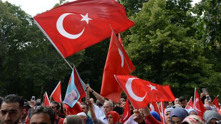 Solidarität. Hunderte Berliner Türken folgten dem Aufruf des Staatspräsidenten und gingen gegen den Militärputsch auf die Straßen. Die Kritiker der AKP-Regierung in Ankara halten sich dagegen auch hierzulande mit öffentlichem Protest zurück.