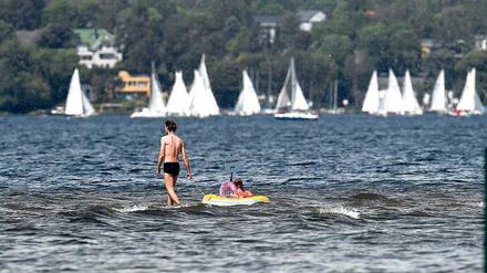 Übers Wasser laufen kann nicht jeder. Aber eintauchen schon – und zwar mit gutem Gewissen, denn die Qualität der Berliner Badegewässer ist zurzeit durchweg gut. Das gilt auch fürs Strandbad Wannsee, das ab sofort wieder mit dem BVG-Bus 312 erreichbar ist. Die Wassertemperaturen von zurzeit 22 bis 23 Grad dürften noch steigen. 