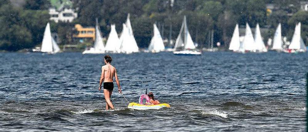 Übers Wasser laufen kann nicht jeder. Aber eintauchen schon – und zwar mit gutem Gewissen, denn die Qualität der Berliner Badegewässer ist zurzeit durchweg gut. Das gilt auch fürs Strandbad Wannsee, das ab sofort wieder mit dem BVG-Bus 312 erreichbar ist. Die Wassertemperaturen von zurzeit 22 bis 23 Grad dürften noch steigen. 
