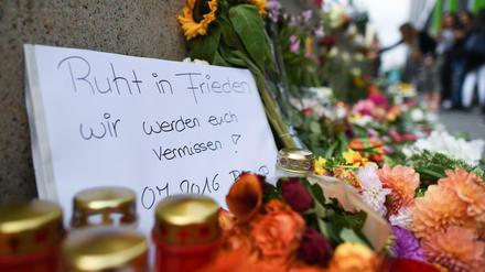 Viele Münchner legen in der Nähe des Tatortes Blumen ab und zünden Kerzen an.