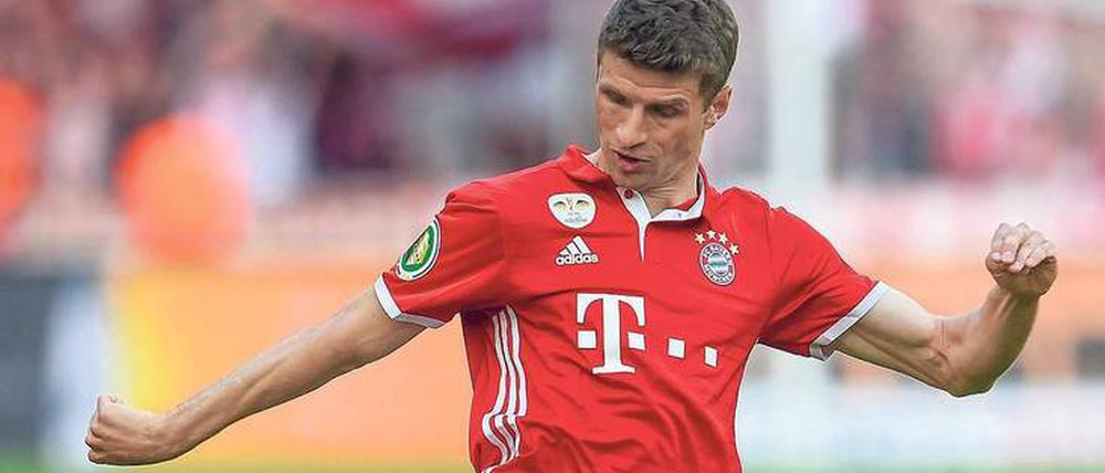 Das Teuerste ist nicht das Schönste. Den Höchstpreis von 90 Euro verlangt der FC Bayern für sein neues Trikot, das hier Thomas Müller trägt.