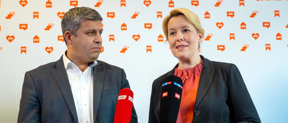 Franziska Giffey, Landesvorsitzende, und Raed Saleh, Landesvorsitzender und Fraktionsvorsitzender im Abgeordnetenhaus, sprechen nach dem Treffen des SPD-Landesvorstands im Kurt-Schumacher-Haus mit Medienvertretern. Die Partei hat entschieden, mit welchen anderen Parteien sie in einer Dreier-Konstellation weitere Sondierungsgespräche führen will. +++ dpa-Bildfunk +++