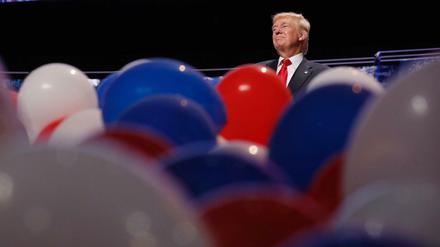 Aufgeblasene Ballons vor dem Präsidentschaftskandidaten der Republikaner, Donald Trump
