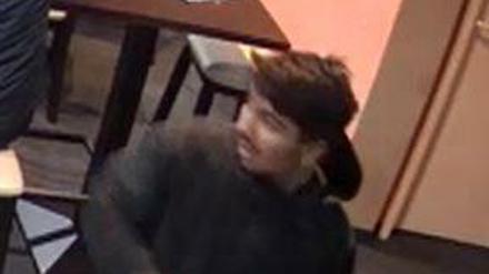 Dieser Mann soll Anfang März einen Jugendlichen in Schöneberg beraubt haben. 