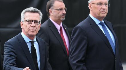 Innenminister Thomas de Maizière (CDU) hat vor der vorsätzlichen Verbreitung von Fehlinformationen über soziale Netzwerke gewarnt.