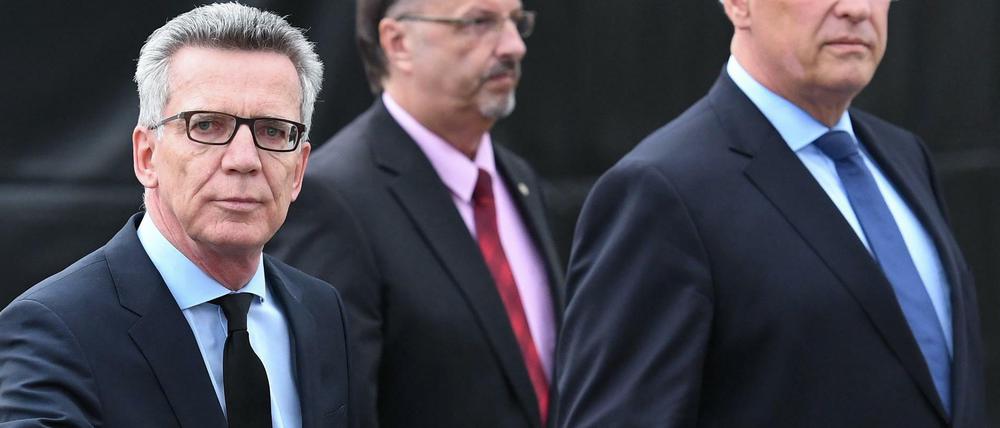 Innenminister Thomas de Maizière (CDU) hat vor der vorsätzlichen Verbreitung von Fehlinformationen über soziale Netzwerke gewarnt.