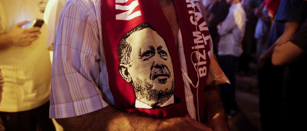 Fan von Erdogan: Konterfei des türkischen Präsidenten auf einem Schal