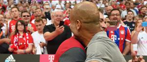 Pep Guardiola und Carlo Ancelotti in inniger Umarmung.