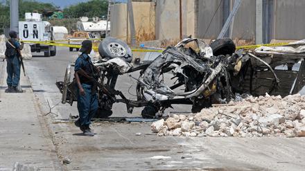 Somalische Soldaten am Wrack eines von einer Bombe zerstörten Autos in Mogadischu.