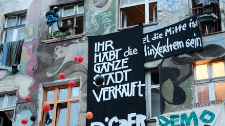 Bewohner der Rigaer Straße protestieren mal wieder. Der Eigentümer will sie loswerden und hat gegen einige Räumungsklagen erhoben.