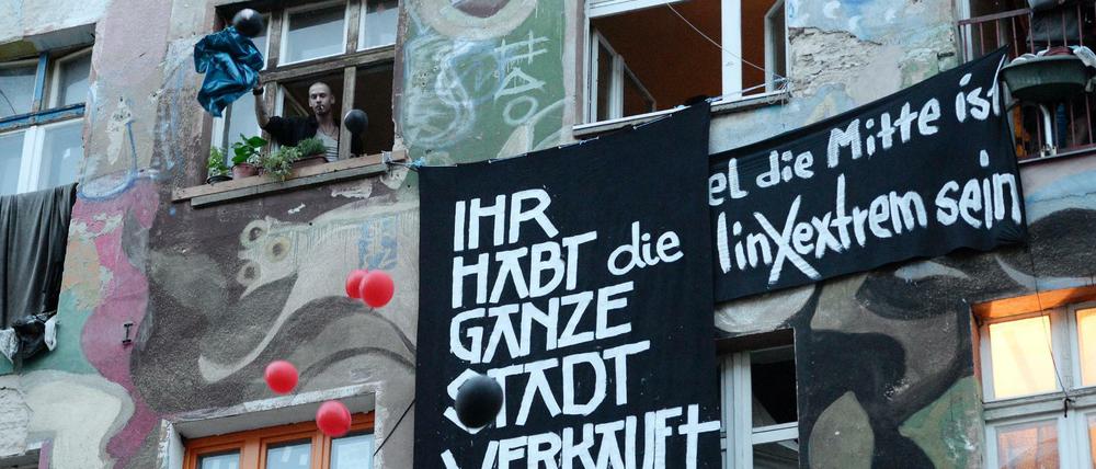 Bewohner der Rigaer Straße protestieren mal wieder. Der Eigentümer will sie loswerden und hat gegen einige Räumungsklagen erhoben.