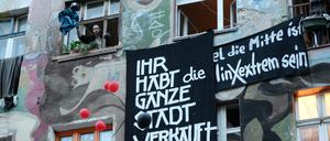 Bewohner der Rigaer Straße protestieren mal wieder. Der Eigentümer will sie loswerden und hat gegen einige Räumungsklagen erhoben.