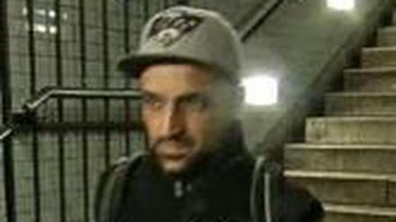 Dieser Mann soll im U-Bahnhof Karl-Marx-Straße in Neukölln ein Mobiltelefon geraubt haben.