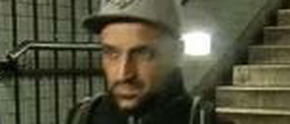 Dieser Mann soll im U-Bahnhof Karl-Marx-Straße in Neukölln ein Mobiltelefon geraubt haben.