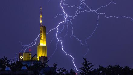 Die Commerzbank macht deutlich weniger Gewinn. Das Institut sucht nach einer neuen Strategie.