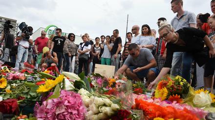 Viele Münchner legten am Samstag am Ort des Amoklaufs Blumen nieder und zündeten Kerzen an.
