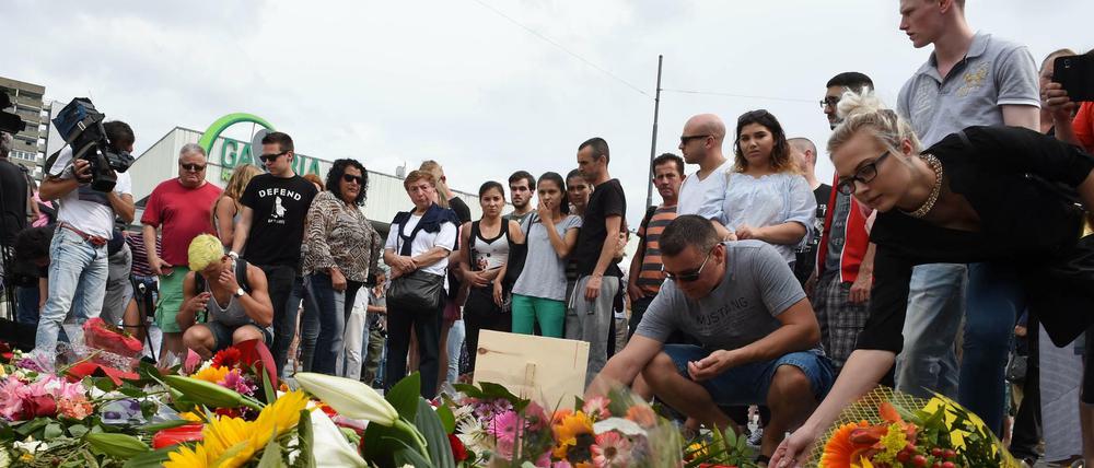 Viele Münchner legten am Samstag am Ort des Amoklaufs Blumen nieder und zündeten Kerzen an.