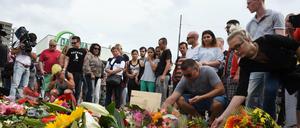 Viele Münchner legten am Samstag am Ort des Amoklaufs Blumen nieder und zündeten Kerzen an.