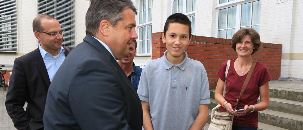 Der 15-jährige Pablo (Bild Mitte) machte beim Tagesspiegel ein Schülerpraktik und traf zum ersten Mal einen Spitzenpolitiker.