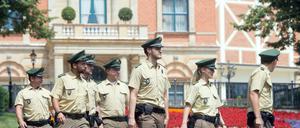 Kein roter Teppich, dafür verschärfte Sicherheit, mit Taschenkontrollen und Sonderweisen: Szene vor dem Wagner-Festspielhaus, am Morgen vor der Eröffnung der Bayreuther Festspiele- 