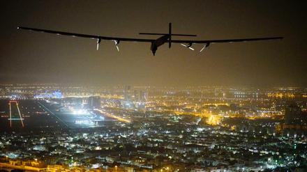 Am Ziel. "Solar Impulse 2" landet am 26. Juli in Abu Dhabi. Hier hatte im März 2015 die Weltumrundung begonnen.