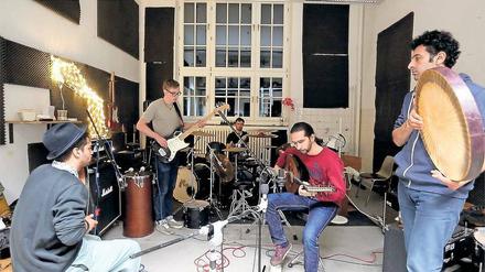 Enter the scene. Eines von vielen Projekten des Netzwerks „Common Ground“: Musiker aus aller Welt kommen zu Jam Sessions zusammen, spielen, was sie aus ihren Heimatländern kennen, und verbinden so den Sound von Ost und West miteinander.