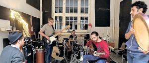 Enter the scene. Eines von vielen Projekten des Netzwerks „Common Ground“: Musiker aus aller Welt kommen zu Jam Sessions zusammen, spielen, was sie aus ihren Heimatländern kennen, und verbinden so den Sound von Ost und West miteinander.