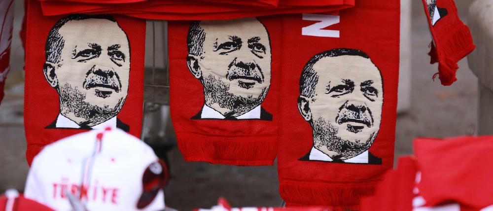 Schals mit dem Kopf des türkischen Präsidenten Erdogan. 