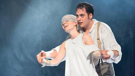 Zum Geburtstag. Zeitgenössische Oper auf der Bühne des UdK-Theaters UNI.T: Karola Sophia Schmid singt die Titelpartie von Aribert Reimanns Oper „Melusine“, Jonas Böhm verkörpert den Grafen von Lusignan.