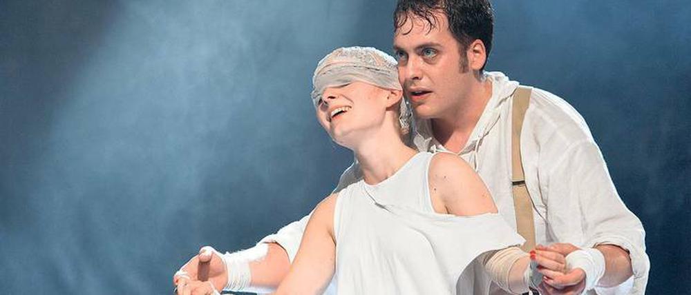 Zum Geburtstag. Zeitgenössische Oper auf der Bühne des UdK-Theaters UNI.T: Karola Sophia Schmid singt die Titelpartie von Aribert Reimanns Oper „Melusine“, Jonas Böhm verkörpert den Grafen von Lusignan.