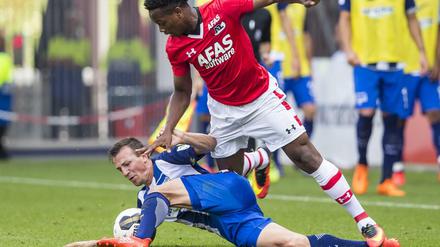 Vladimir Darida erobert gegen Alkmaar den Ball.
