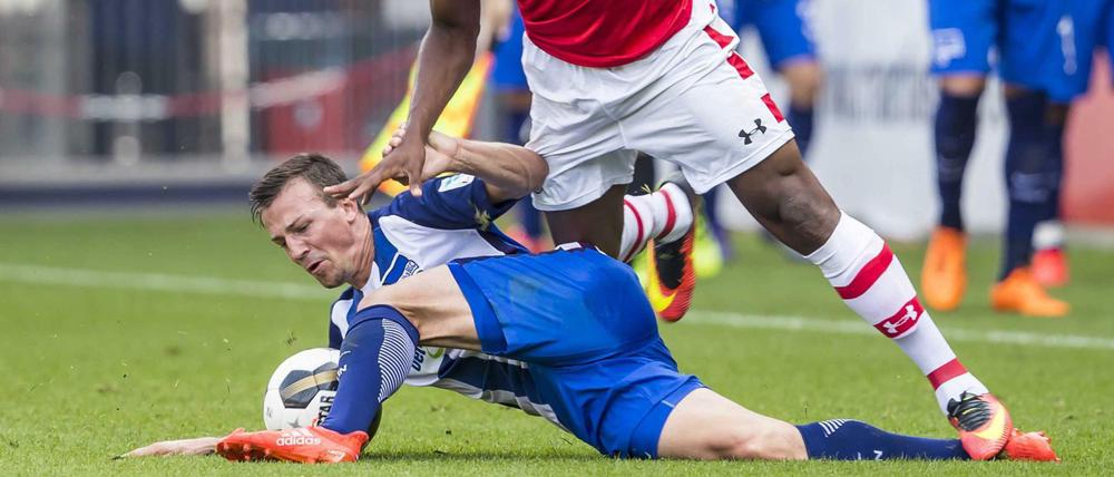 Vladimir Darida erobert gegen Alkmaar den Ball.