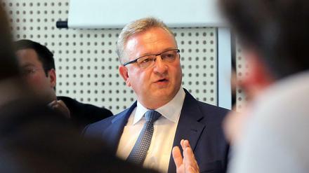 Im Mittelpunkt. Innensenator Frank Henkel (CDU) verteidigte den Einsatz in der Rigaer Straße 94.
