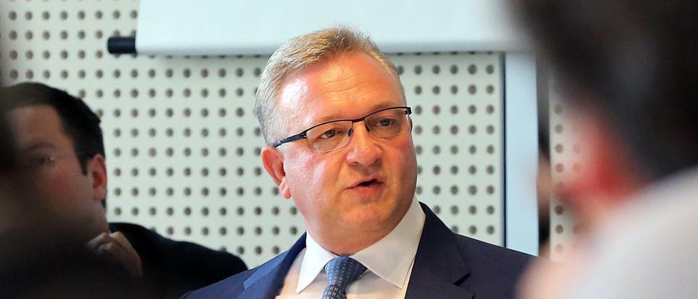 Im Mittelpunkt. Innensenator Frank Henkel (CDU) verteidigte den Einsatz in der Rigaer Straße 94.