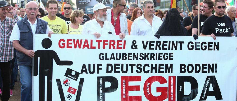 Im Bild: PEGIDA-Demonstranten beim Abendspaziergang vom Hauptbahnhof Zur Prager Straße PEGIDA am 18.07.2016 auf dem Vorplatz des Hauptbahnhofes Dresden - PEGIDA demonstriert am Hauptbahnhof xcexin Picture Pegida Demonstrators the Evening stroll of Central Station to Prague Road Pegida at 18 07 2016 on the Forecourt the Main train station Dresden Pegida demonstrated at Central Station xcex