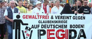 Im Bild: PEGIDA-Demonstranten beim Abendspaziergang vom Hauptbahnhof Zur Prager Straße PEGIDA am 18.07.2016 auf dem Vorplatz des Hauptbahnhofes Dresden - PEGIDA demonstriert am Hauptbahnhof xcexin Picture Pegida Demonstrators the Evening stroll of Central Station to Prague Road Pegida at 18 07 2016 on the Forecourt the Main train station Dresden Pegida demonstrated at Central Station xcex