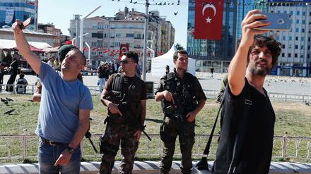 Ausnahmezustand als Normalität: Tükisches Militär und Selfie-Fotografen am Taksim-Platz in Istanbul, am Donnerstag den 21. Juli. 
