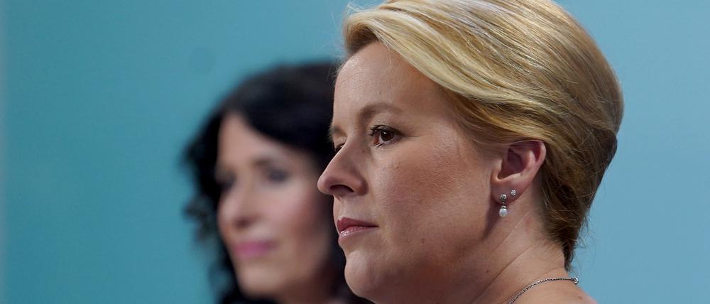 Bettina Jarasch (l), Spitzenkandidatin der Berliner Grünen, und Franziska Giffey, Spitzenkandidatin der Berliner SPD, stehen bei einer TV-Runde im Studio im Abgeordnetenhaus. +++ dpa-Bildfunk +++