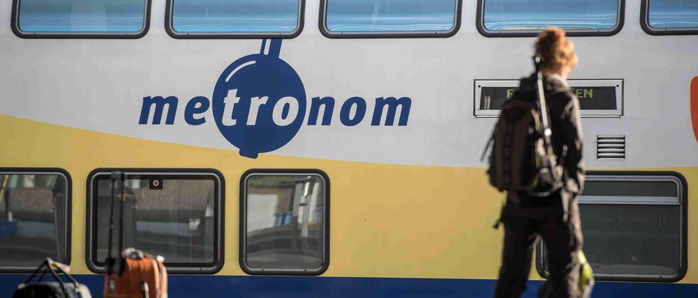 Ein "Metronom"-Zug steht am 05.05.2015 im Hauptbahnhof in Hannover (Niedersachsen) am Gleis.