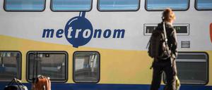 Ein "Metronom"-Zug steht am 05.05.2015 im Hauptbahnhof in Hannover (Niedersachsen) am Gleis.