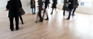 Interessenten besichtigen in Berlin-Mitte eine freie Eigentumswohnung der gehobenen Preisklasse.