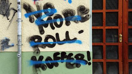 Weg damit! Oder doch nicht? Rollkofferkontroverse an einer Neuköllner Hauswand.