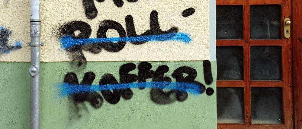 Weg damit! Oder doch nicht? Rollkofferkontroverse an einer Neuköllner Hauswand.