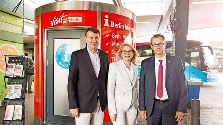 Sie stellten die Info-Box vor. Burkhard Kieker (Visit Berlin), Wirtschaftssenatorin Cornelia Yzer und ZOB-Chef Andreas Horn (v.l.n.r.).