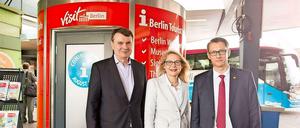 Sie stellten die Info-Box vor. Burkhard Kieker (Visit Berlin), Wirtschaftssenatorin Cornelia Yzer und ZOB-Chef Andreas Horn (v.l.n.r.). 