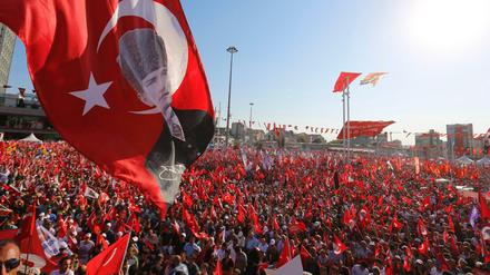 Demonstration mit zahlreichen Staatsflaggen in der Türkei