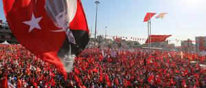 Demonstration mit zahlreichen Staatsflaggen in der Türkei