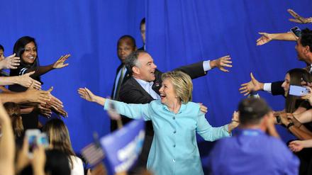 Hillary Clinton und ihr Vize Tim Kaine mit begeisterten Anhängern in Florida - vor der Email-Affäre. 