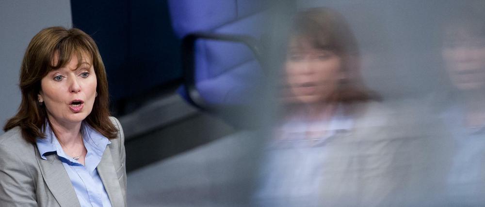 Die Bundestagsabgeordnete Petra Hinz (SPD) spricht im Parlament. 