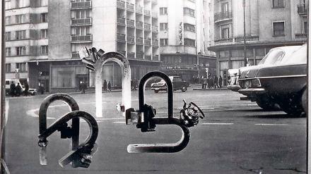 Magnete in der Stadt. 1974 schuf Geta Brhtescu eine großformatige Fotomontage, in der die Trostlosigkeit des sozialistischen Siedlungsbaus und das zwanghafte Zusammenleben im damaligen Rumänien zum Ausdruck kommen.